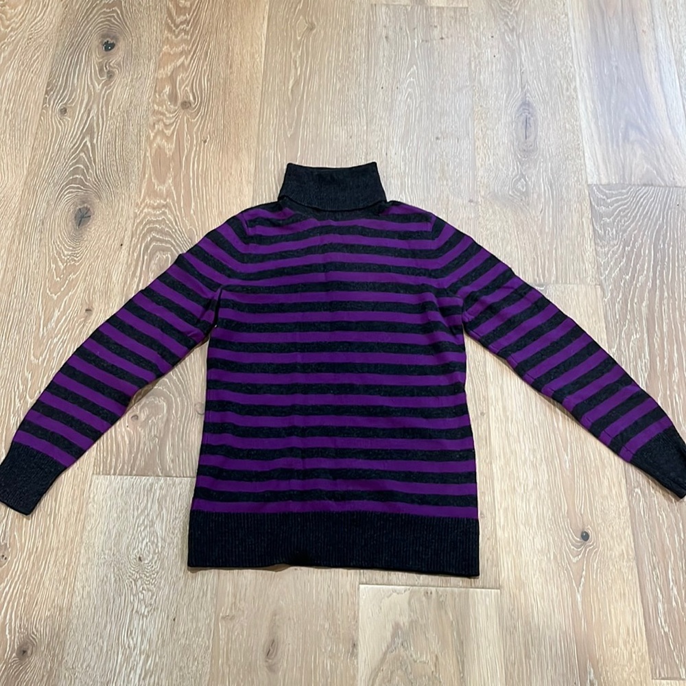 Cashmere turtleneck sweater by Bloomingdale’s Sz S